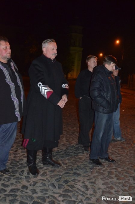 Автомайдан у Луцьку зустрічали вогняним шоу. ФОТО