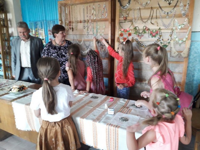 Волинянка створює дивовижні прикраси з бісеру. ФОТО