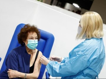 Папули та температура: назвали побічні ефекти вакцини проти Covid-19