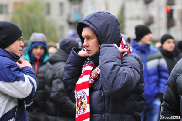 Футбольні фани у Луцьку влаштували марш. ВІДЕО