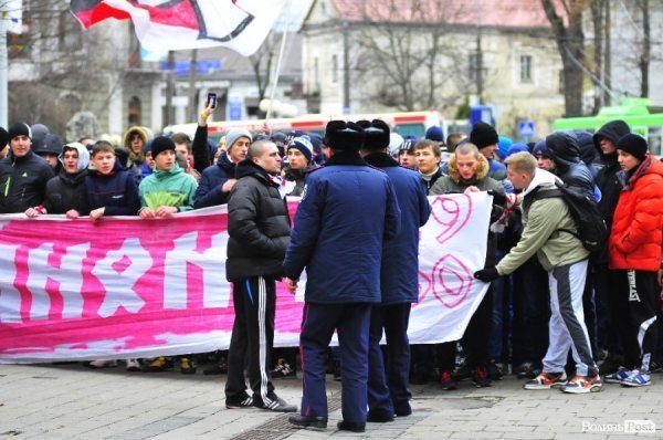 Футбольні фани у Луцьку влаштували марш. ВІДЕО