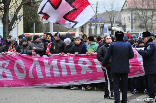 Футбольні фани у Луцьку влаштували марш. ВІДЕО