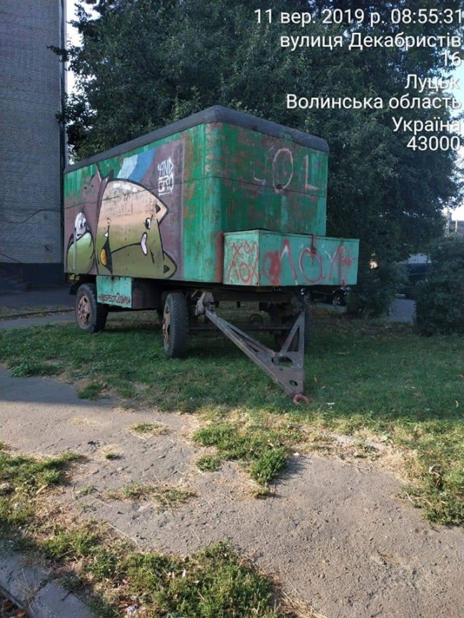 У Луцьку автохам припаркував причіп на газоні. ФОТО