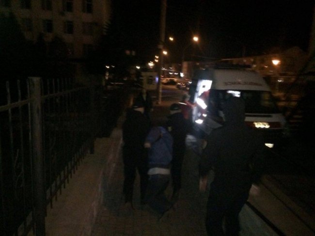 Активісти в Луцьку допомогли безпорадному чоловіку