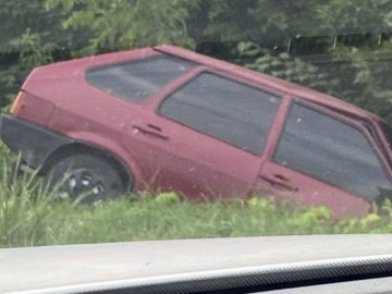 Під Луцьком легковик злетів у кювет