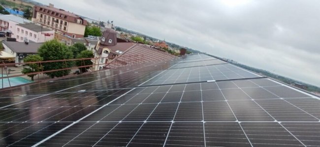 На даху ЦНАПу у Луцьку встановлюють сонячні панелі