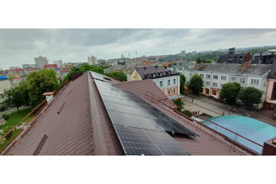 На даху ЦНАПу у Луцьку встановлюють сонячні панелі
