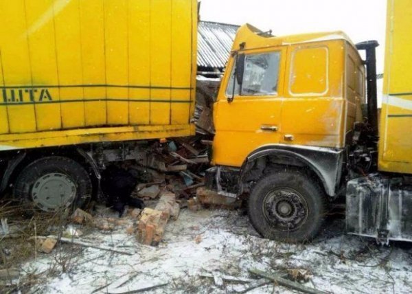 На Житомирщині водій вантажівки розтрощив будинок