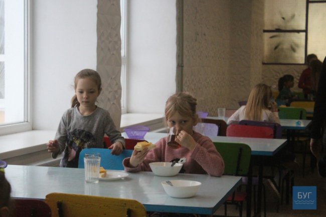 Показали, як харчуються діти у школах Нововолинська. ФОТО
