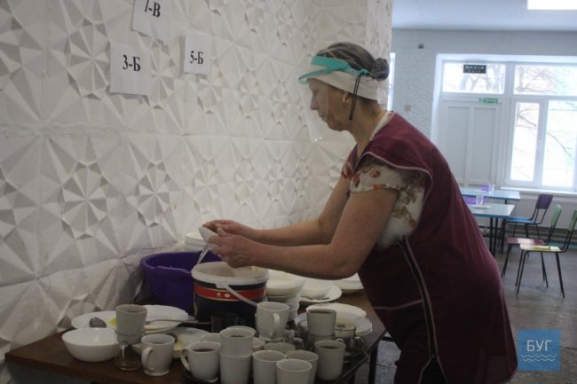 Показали, як харчуються діти у школах Нововолинська. ФОТО