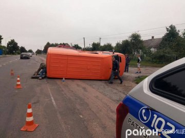 Аварія на Волині: бус злетів та перевернувся. ФОТО