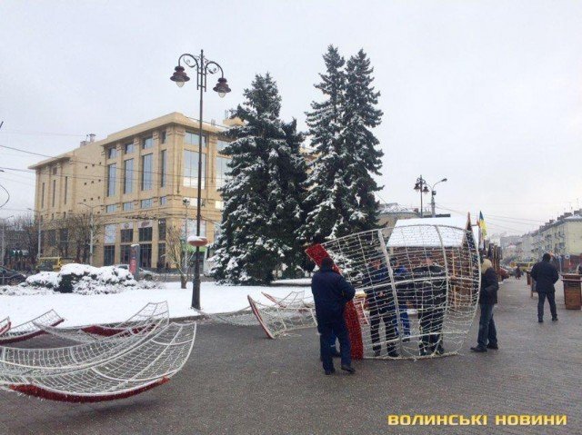У центрі Луцька встановлюють величезну святкову кулю. ФОТО