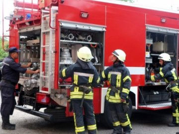 У центрі Нововолинська горіло закинуте приміщення. ВІДЕО