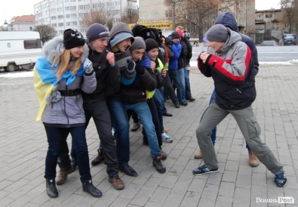 У Луцьку вчили, як оборонятися від «Беркута» і «тітушків». ФОТО. ВІДЕО