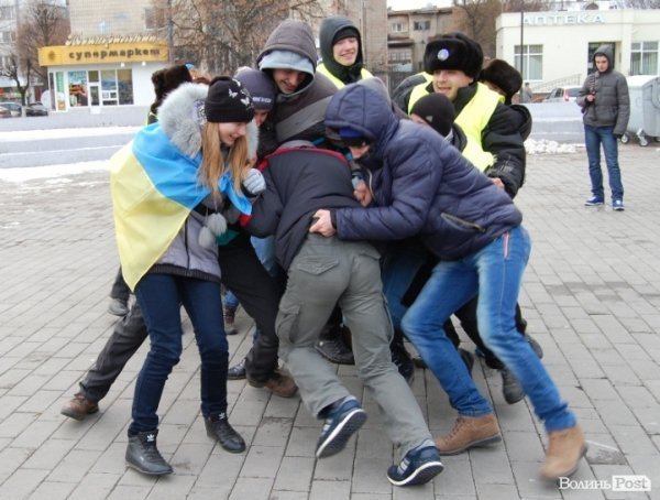 У Луцьку вчили, як оборонятися від «Беркута» і «тітушків». ФОТО. ВІДЕО