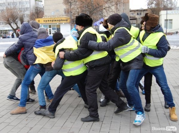 У Луцьку вчили, як оборонятися від «Беркута» і «тітушків». ФОТО. ВІДЕО
