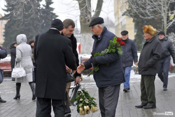 Фото прощання з міським головою Луцька Миколою Романюком