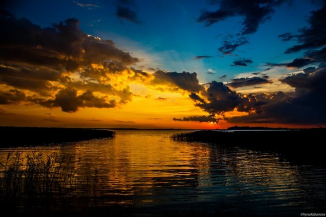 Край неба палає: захопливий захід сонця на Світязі. ФОТО