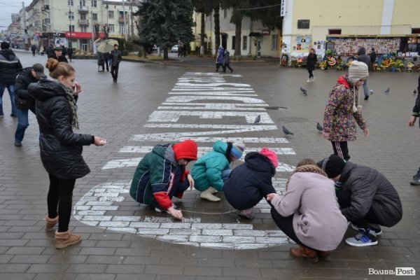 У центрі Луцька - флешмоб на підтримку Надії Савченко. ФОТО