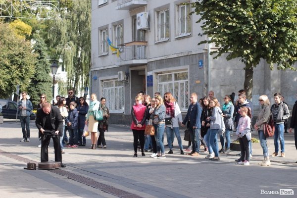 «Мандрівний вішак» у Луцьку епатував, дивував та змушував задуматись. ФОТО
