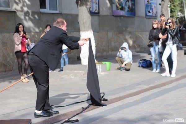 «Мандрівний вішак» у Луцьку епатував, дивував та змушував задуматись. ФОТО