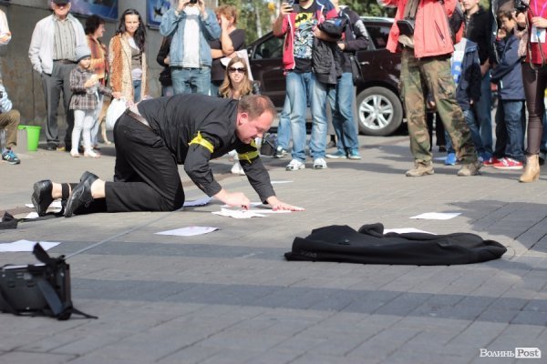 «Мандрівний вішак» у Луцьку епатував, дивував та змушував задуматись. ФОТО