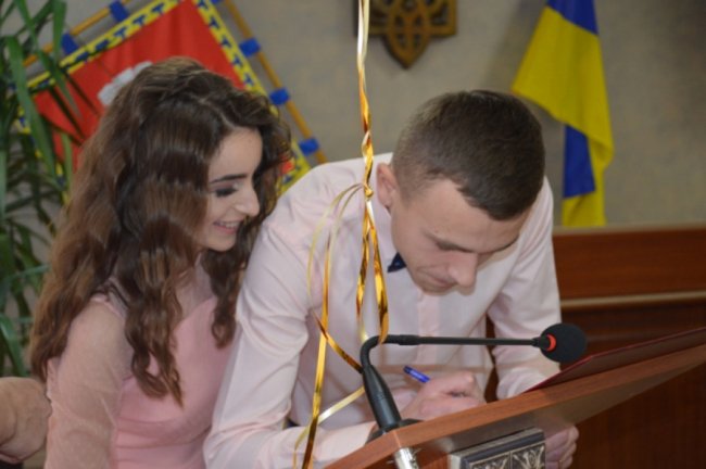 Як на Волині в День закоханих одружуються молодята. ФОТО