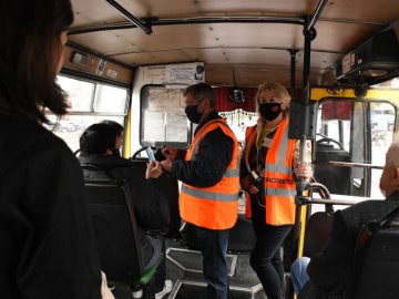 Розрахунок е-квитком та масковий режим: у Луцьку перевіряли пасажирів громадського транспорту