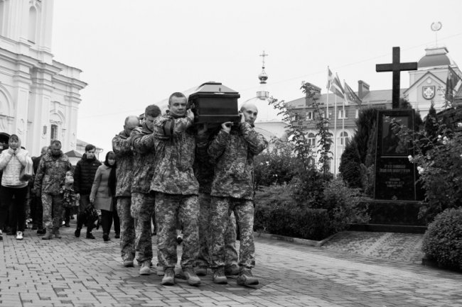 У Луцьку попрощались із загиблим Героєм Юрієм Сапожником У Луцьку попрощались із загиблим Героєм Юрієм Сапожником