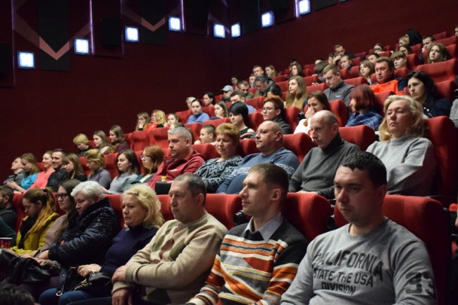 Весь зал плакав і мовчав: у Луцьку показали фільм про жінок на війні «Невидимий батальйон»