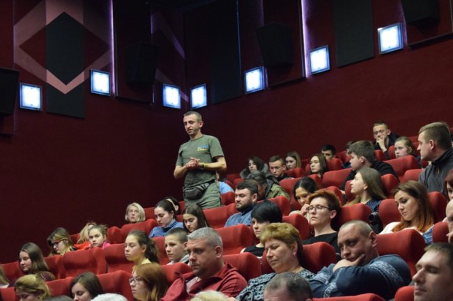 Весь зал плакав і мовчав: у Луцьку показали фільм про жінок на війні «Невидимий батальйон»