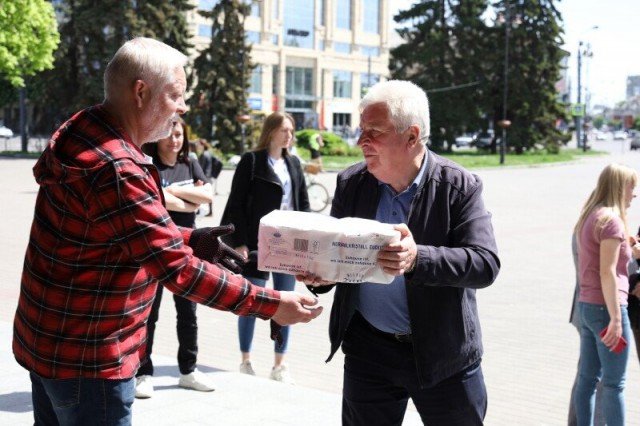 Австрійський священник привіз допомогу до Луцька, зібрану парафіянами його церкви. ФОТО