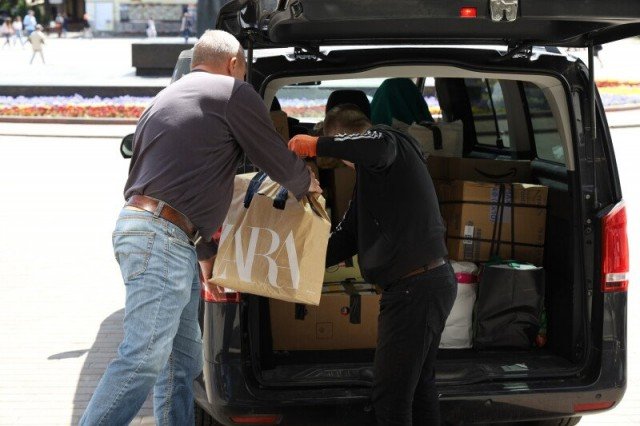 Австрійський священник привіз допомогу до Луцька, зібрану парафіянами його церкви. ФОТО