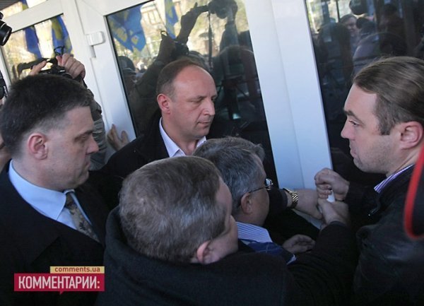 Як «свободівці» штурмували МВС. ФОТО. ВІДЕО