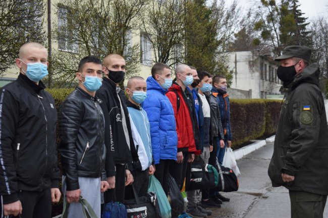 У Луцьку до військової частини Нацгвардії прибули перші новобранці. ФОТО