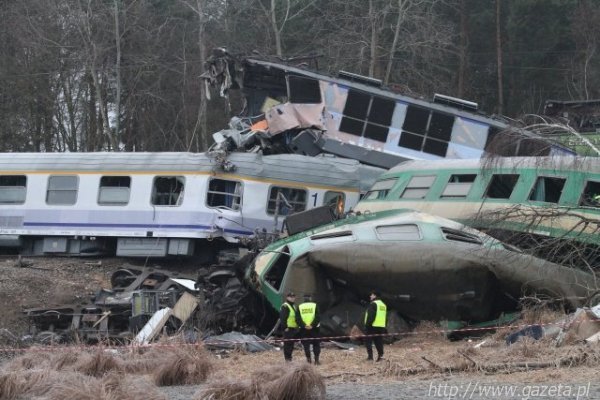 Катастрофа: два поїзди лоб в лоб зіткнулися у Польщі. Постраждали українці