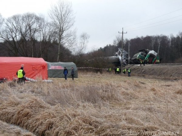 Катастрофа: два поїзди лоб в лоб зіткнулися у Польщі. Постраждали українці