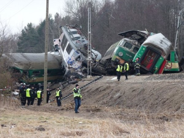 Катастрофа: два поїзди лоб в лоб зіткнулися у Польщі. Постраждали українці