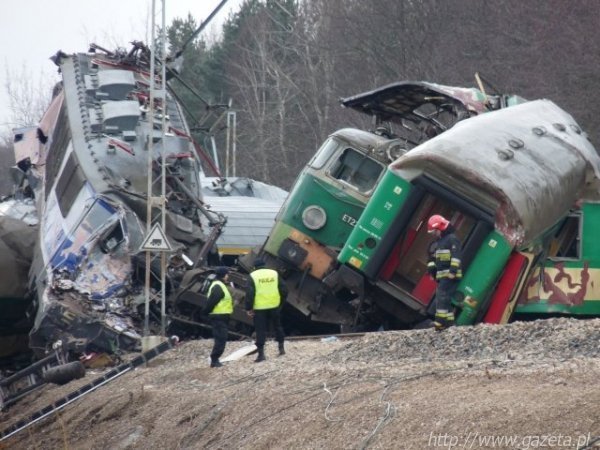 Катастрофа: два поїзди лоб в лоб зіткнулися у Польщі. Постраждали українці