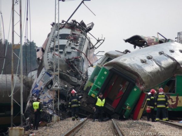 Катастрофа: два поїзди лоб в лоб зіткнулися у Польщі. Постраждали українці