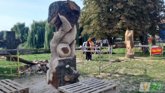  У Луцьку проходить чемпіонат із різьби по дереву. ФОТО