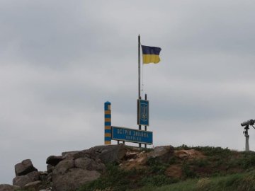 Прапор України доставили на Зміїний, але ще не встановили