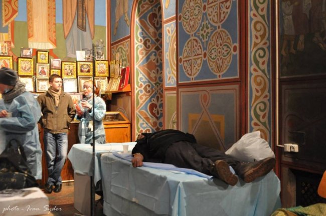 Церква, медики, тіла: священик з Волині показав трагічні кадри з протистояння на Майдані 5-річної давності