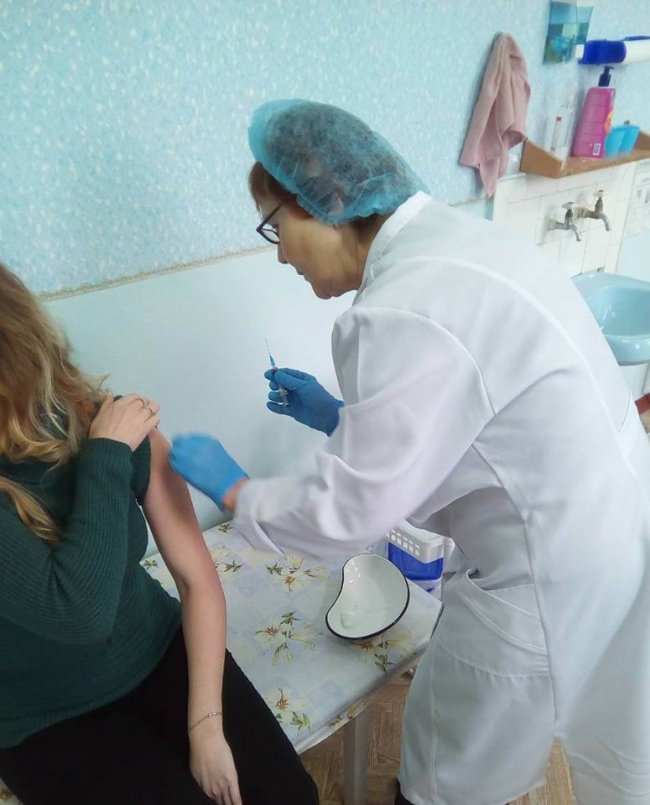 Колектив луцької школи вакцинували проти кору, побічних реакцій не виявили. ФОТО