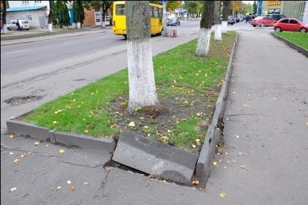 У центрі Луцька розвалюються бордюри. ФОТО