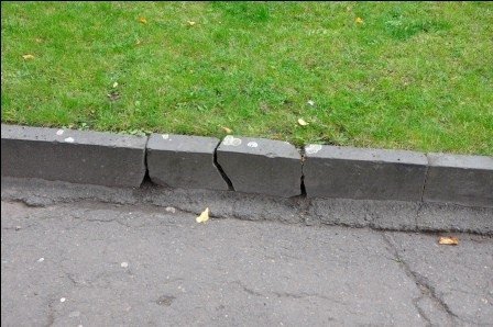 У центрі Луцька розвалюються бордюри. ФОТО