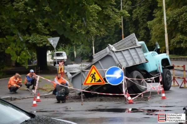 У Луцьку вантажівка комунальників провалилась під асфальт. ФОТО