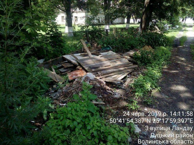 У Луцьку муніципали зносили сараї та гаражі. ФОТО