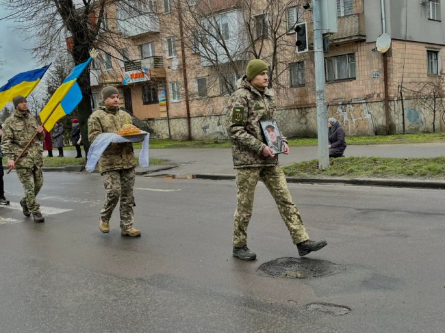 Друзі та побратими цінували за золоті руки й вірність: на Волині попрощалися з Героєм Юрієм Шевчиком
