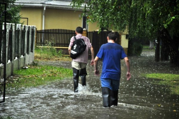 У Луцьку не вщухає стихія. ФОТО. ВІДЕО